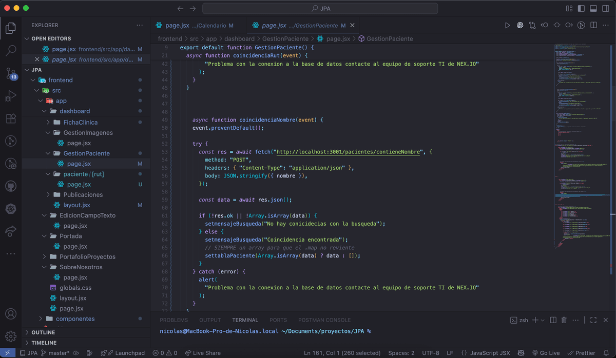 Equipo de desarrollo trabajando en soluciones web